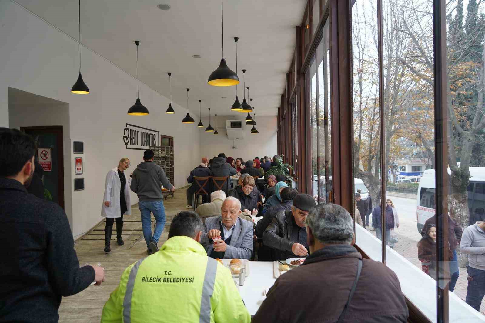 Bilecikli Şehit İlhan Ongan’ın Anısına Binlerce Kişiye Ücretsiz Yemek Dağıtıldı 6920