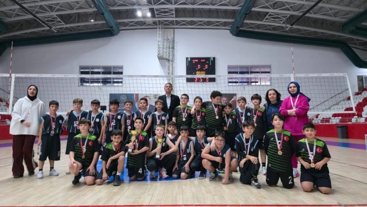Bilecik’te Küçük Erkekler Voleybol Müsabakaları Tamamlandı 8194