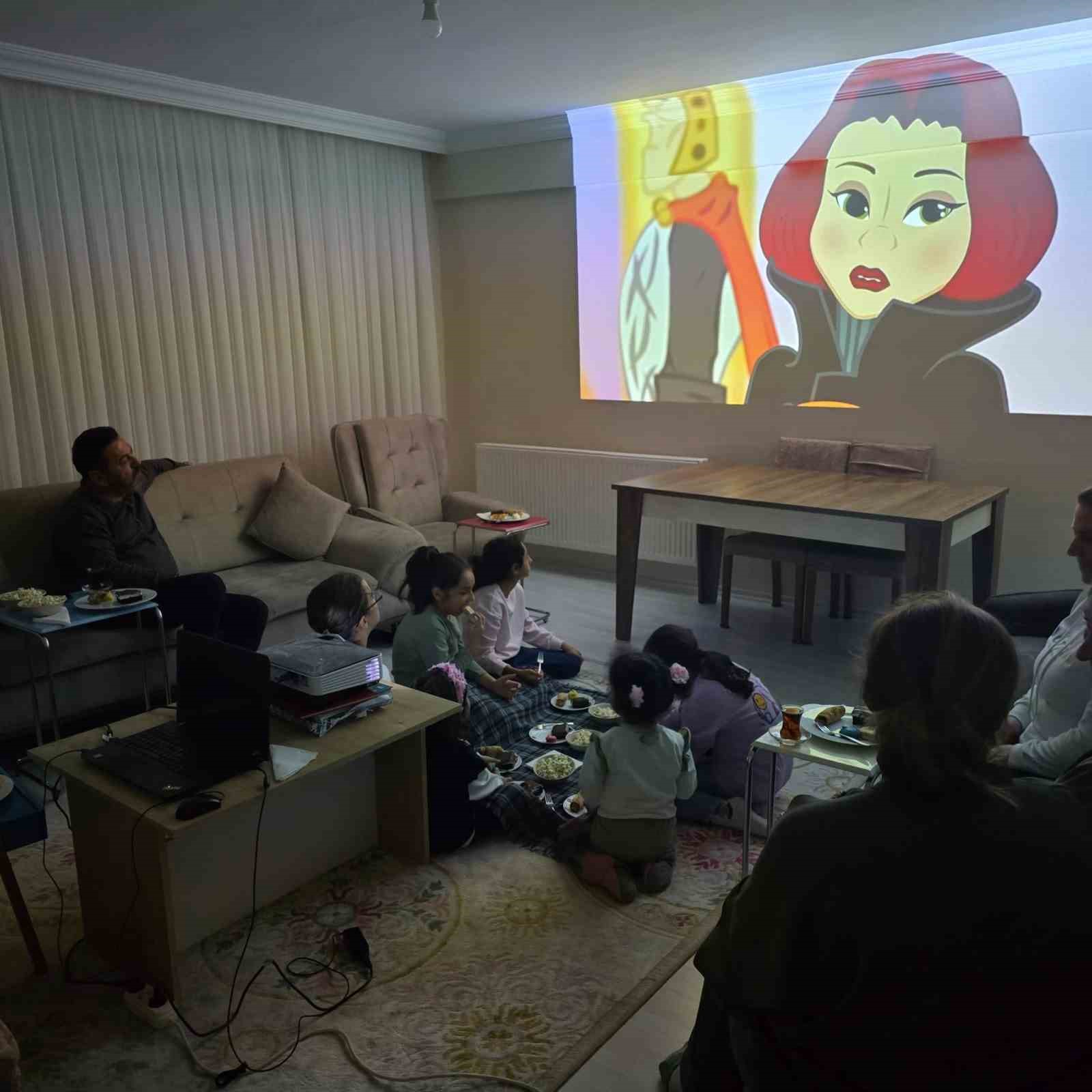 Çocuk Evlerinde Kalan Çocuklara Çizgi Film Sürprizi 8247