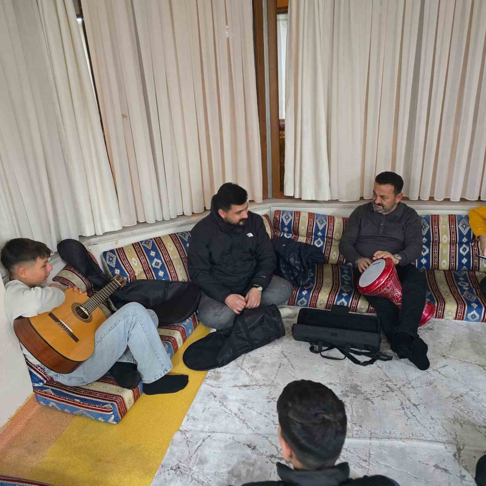 Çocuk Evlerinde Kalan Çocuklara Çizgi Film Sürprizi 8248