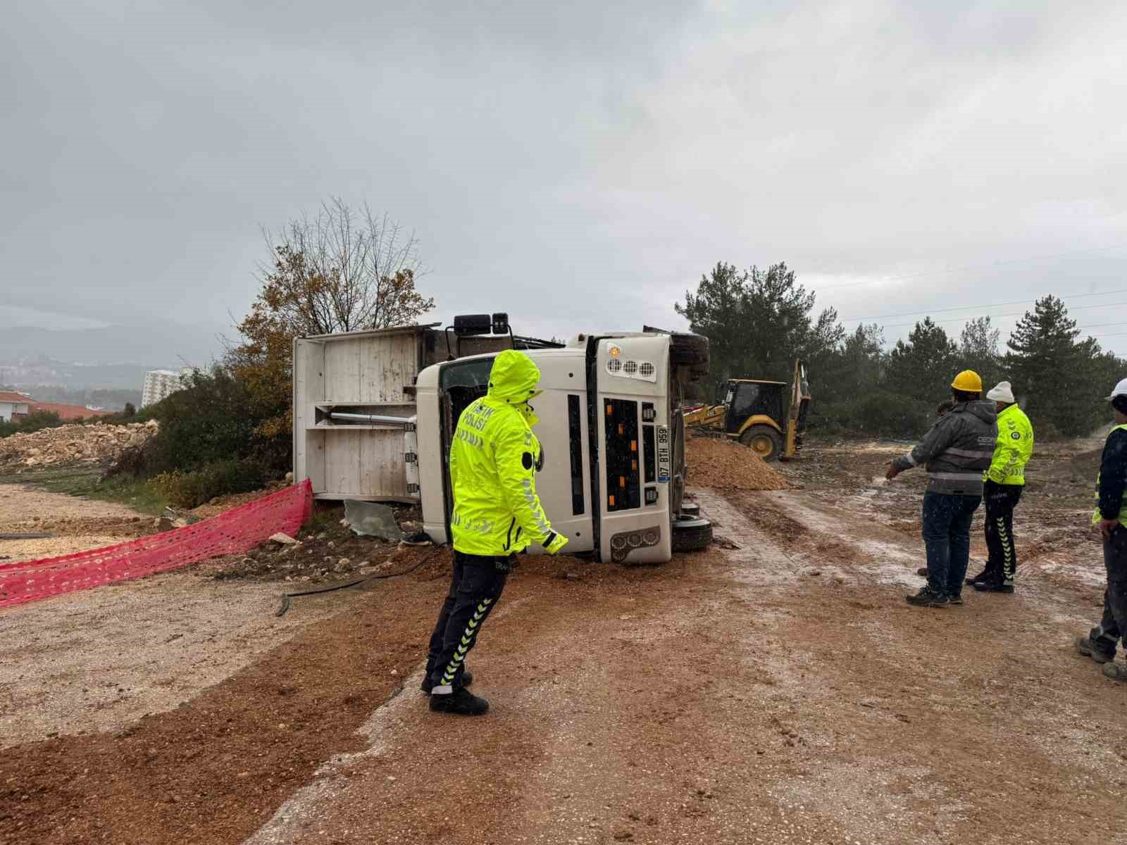Devrilen Kamyonda Sıkışan Sürücüsü Yaralandı 7515