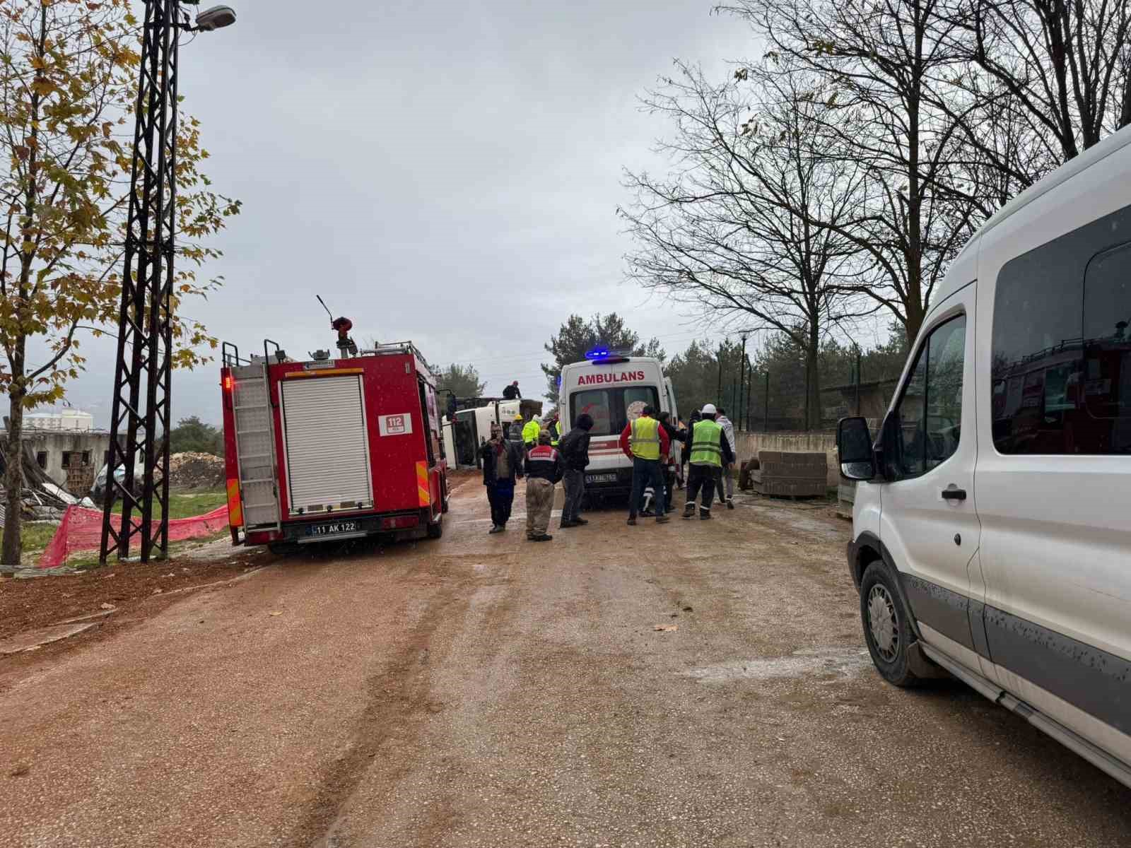 Devrilen Kamyonda Sıkışan Sürücüsü Yaralandı 7516