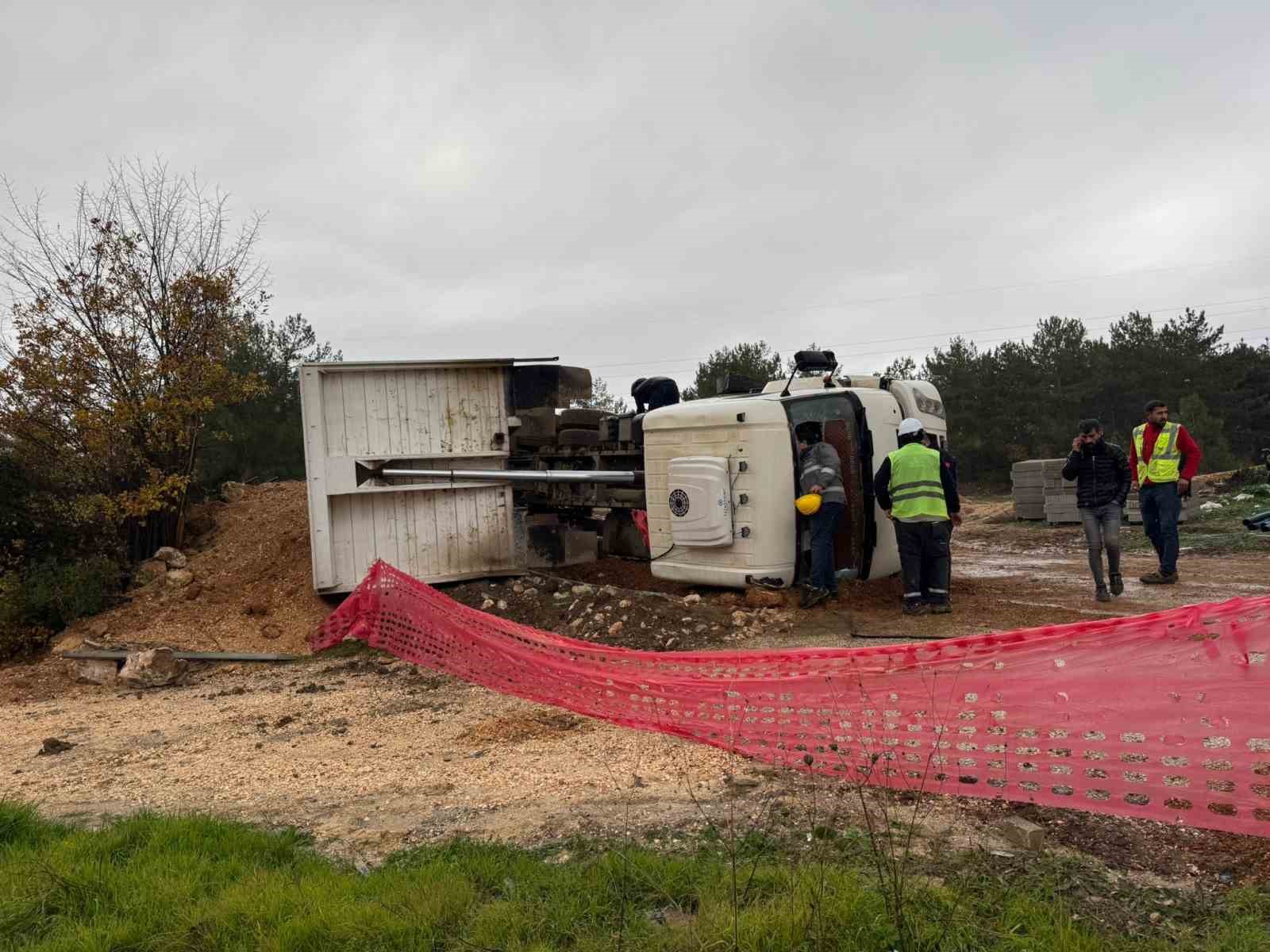 Devrilen Kamyonda Sıkışan Sürücüsü Yaralandı 7517