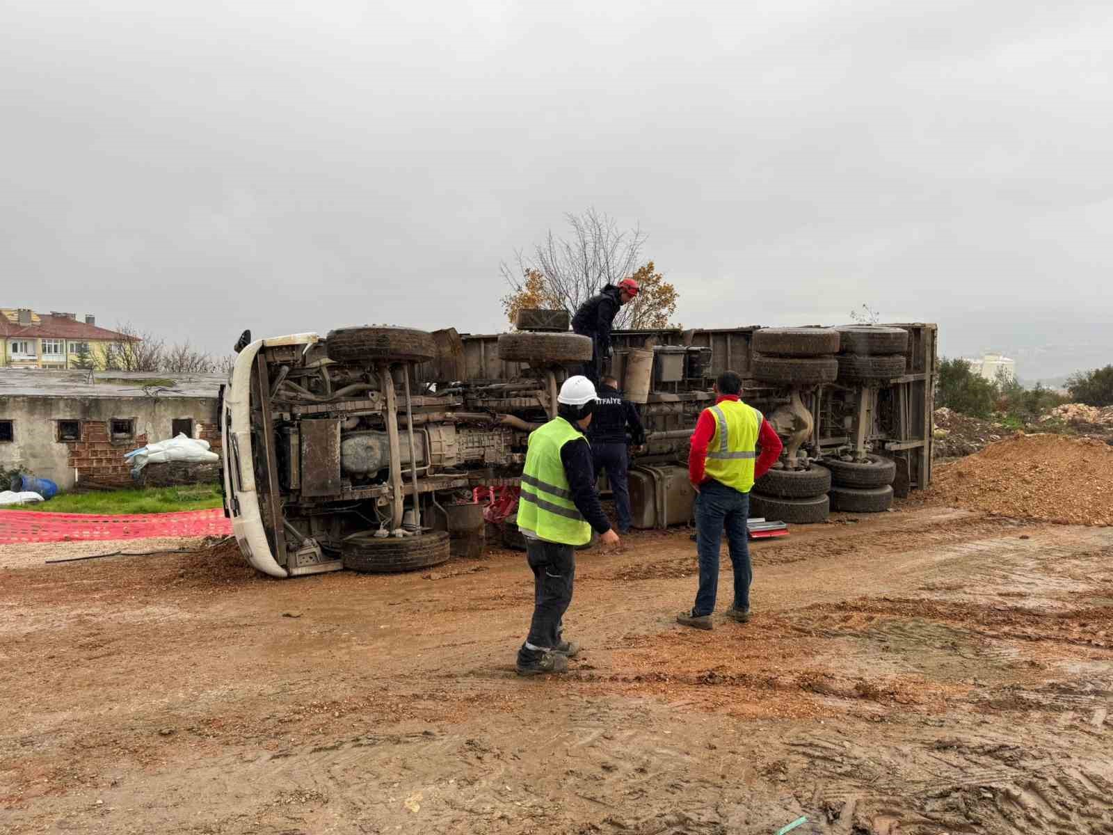 Devrilen Kamyonda Sıkışan Sürücüsü Yaralandı 7518