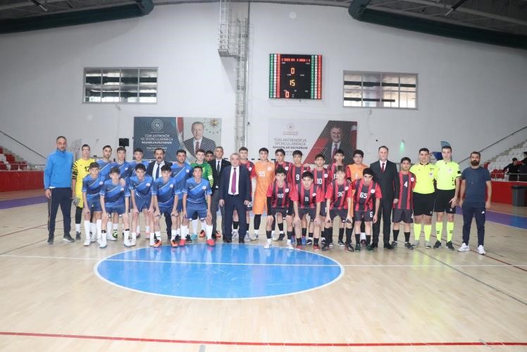 Kaymakam Öztürk Okul Sporları Genç Erkekler Futsal Grup Maçlarını Takip Etti 8294