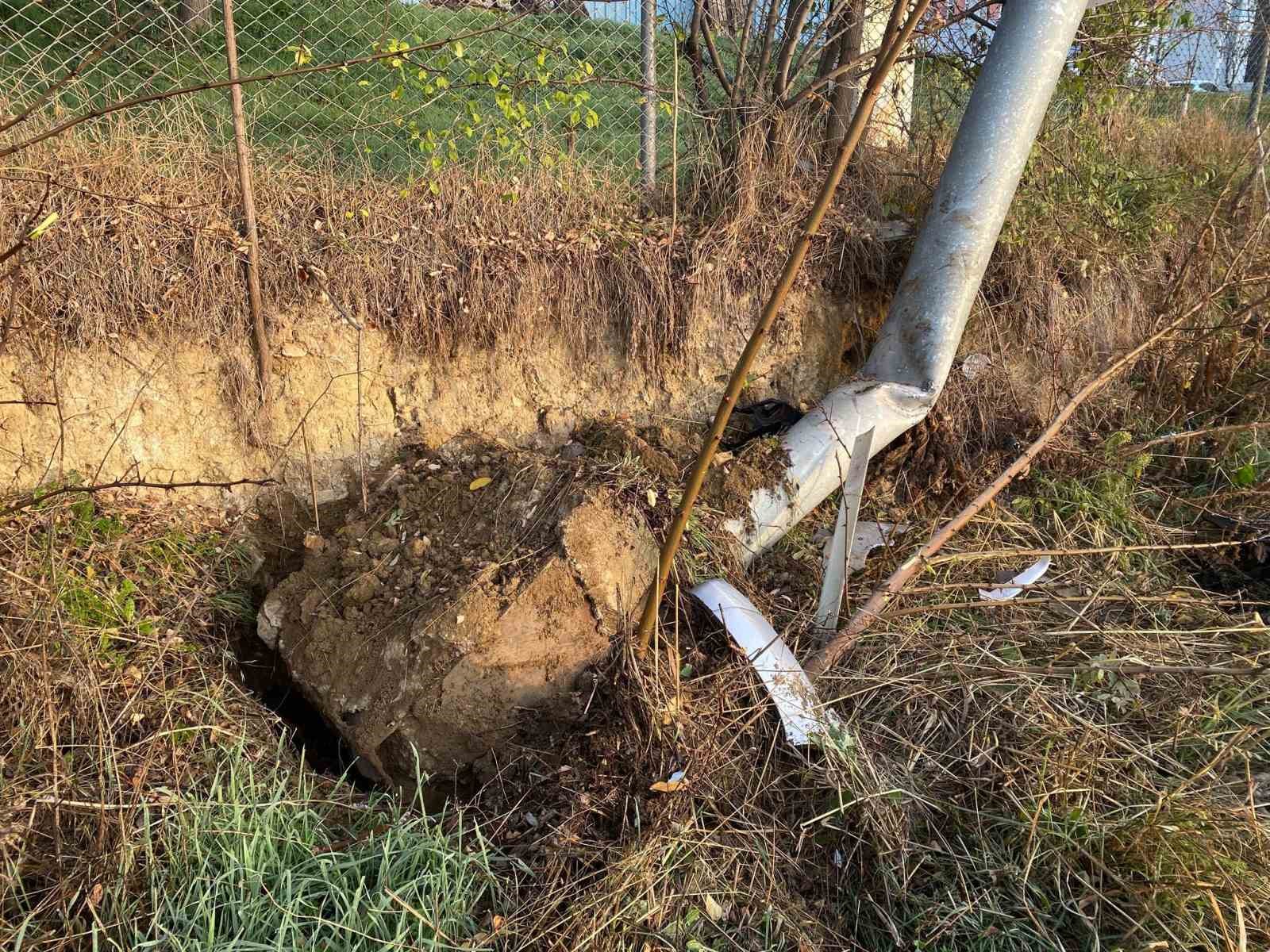 Kontrolden Çıkan Pikap Pts Direğine Çarptı 6887