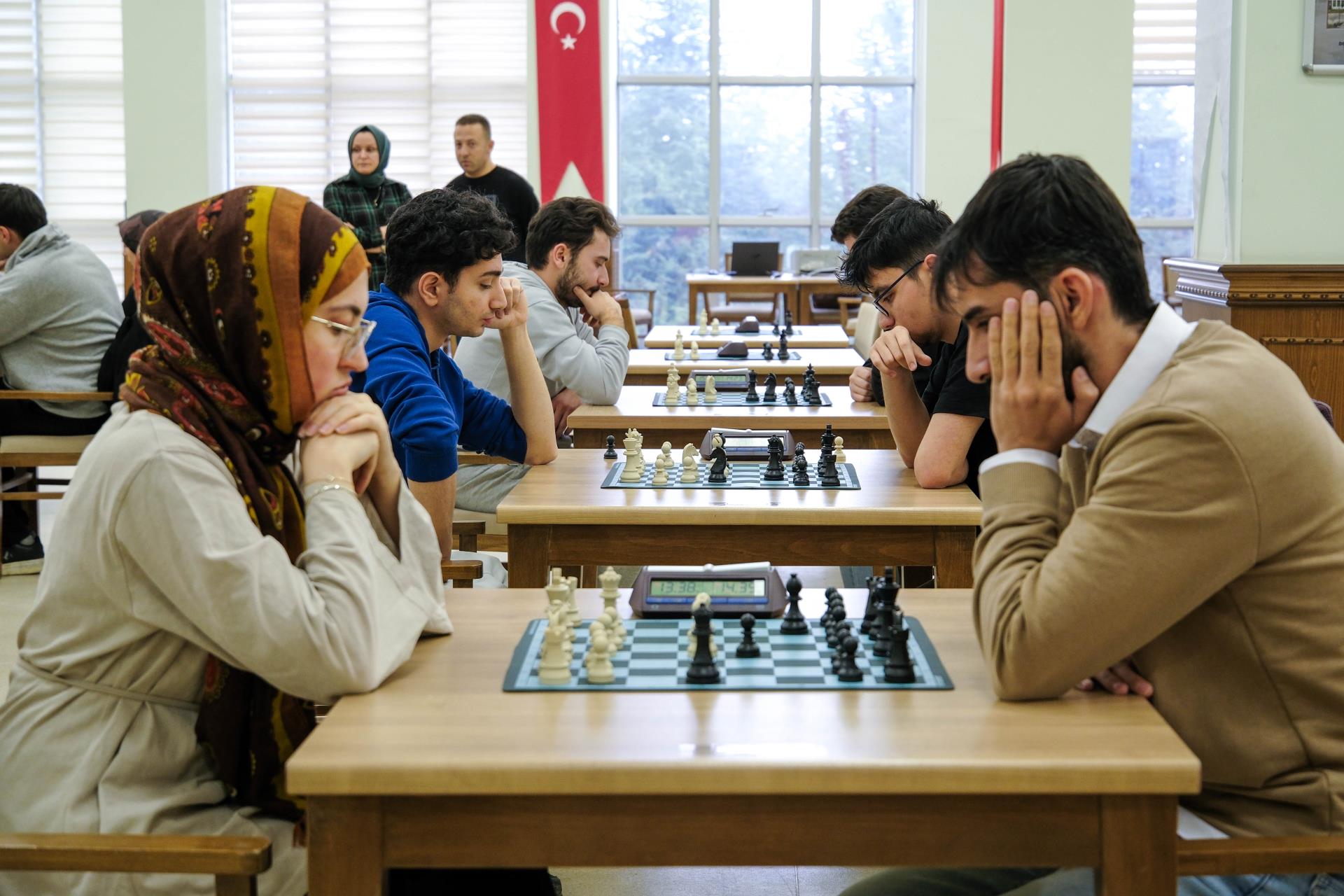 Üniversitede Satranç Hamlesi 8262