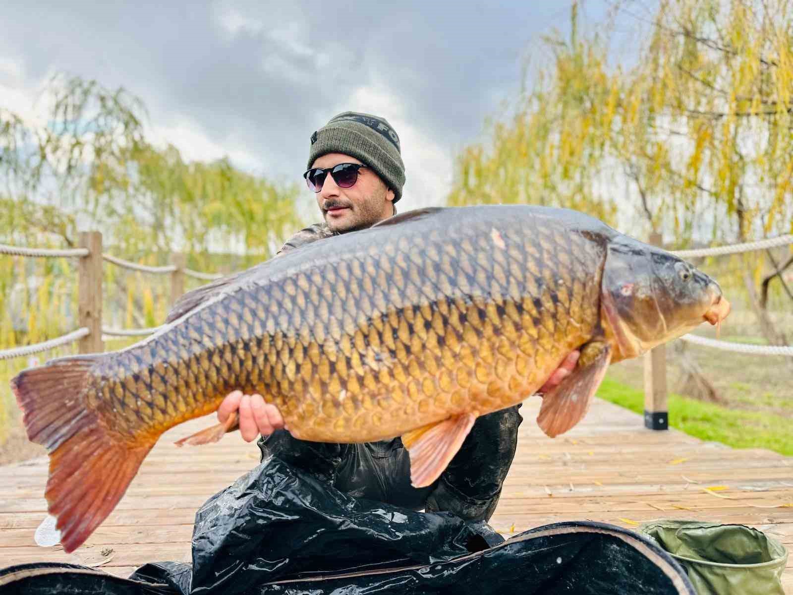 Yakaladıkları Dev Gibi Sazan Balığını Suya Geri Bıraktılar 7228