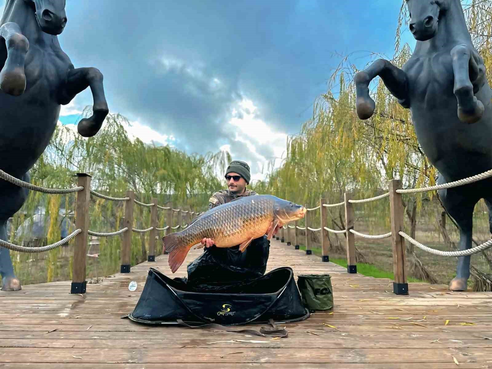 Yakaladıkları Dev Gibi Sazan Balığını Suya Geri Bıraktılar 7229 (1)