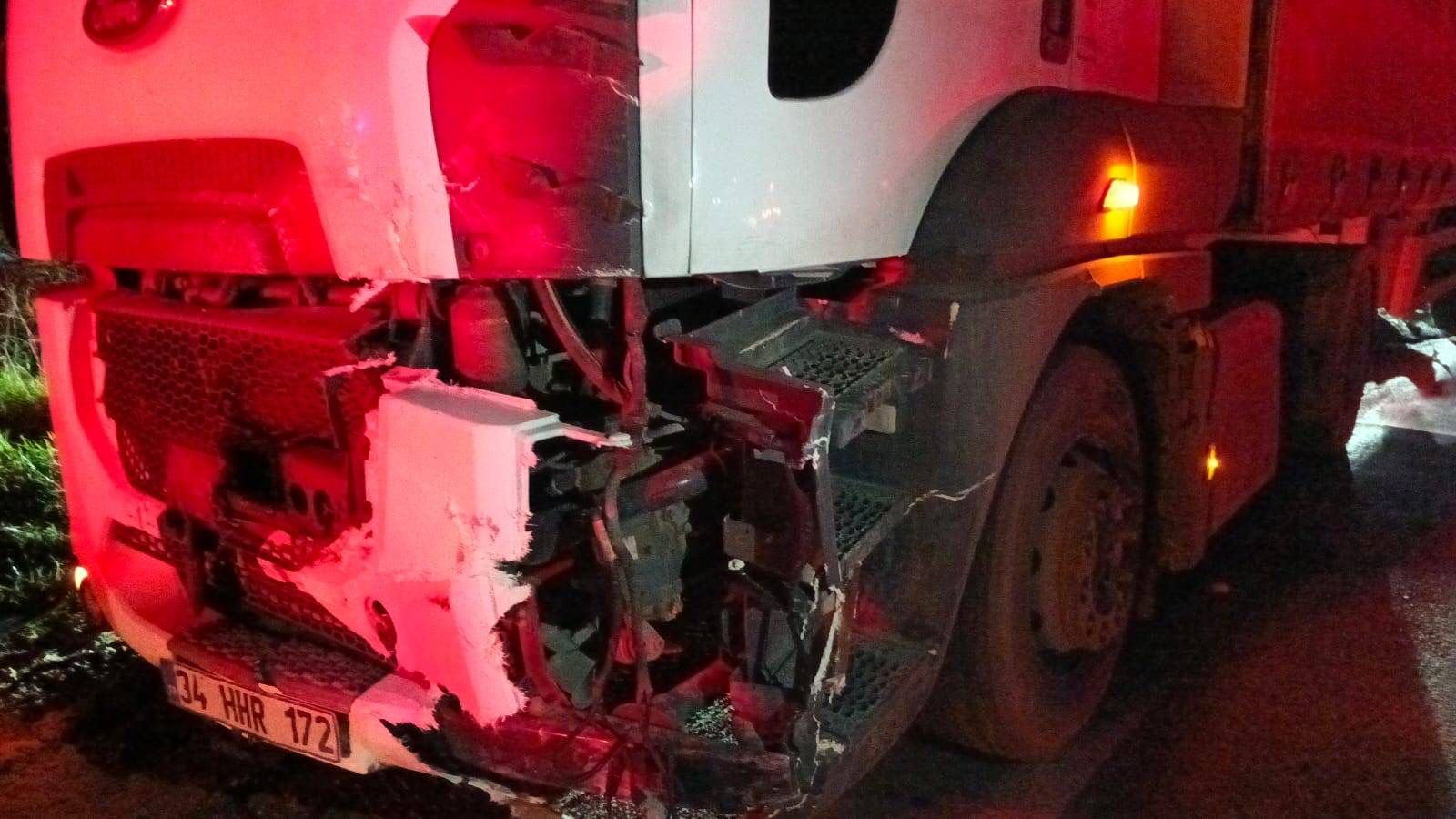 3 Araç Çarpıştı 2 Yaralı 9603