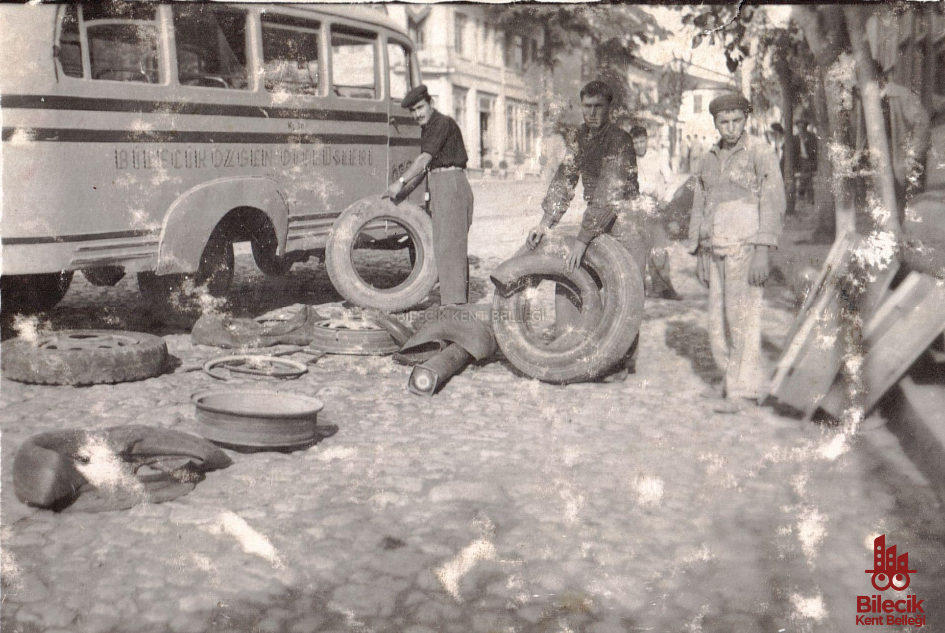 75 Yıl Önce Tevfik Bey Caddesi’nde Otobüs Bakımı 8908