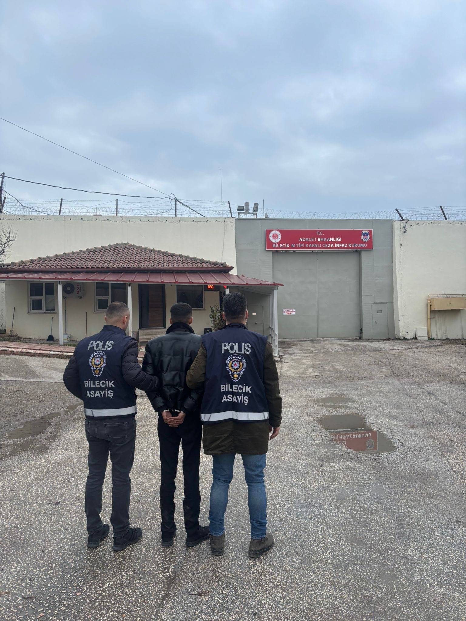 Bi̇leci̇kte Sahte Jandarmaya Geçi̇t Yok 9085