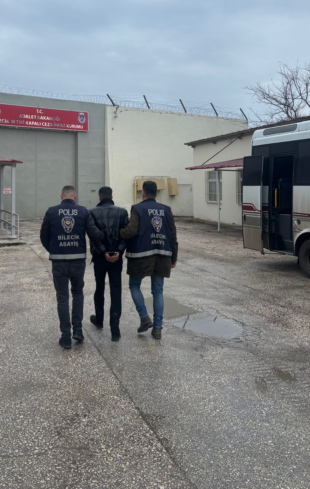 Bi̇leci̇kte Sahte Jandarmaya Geçi̇t Yok 9086