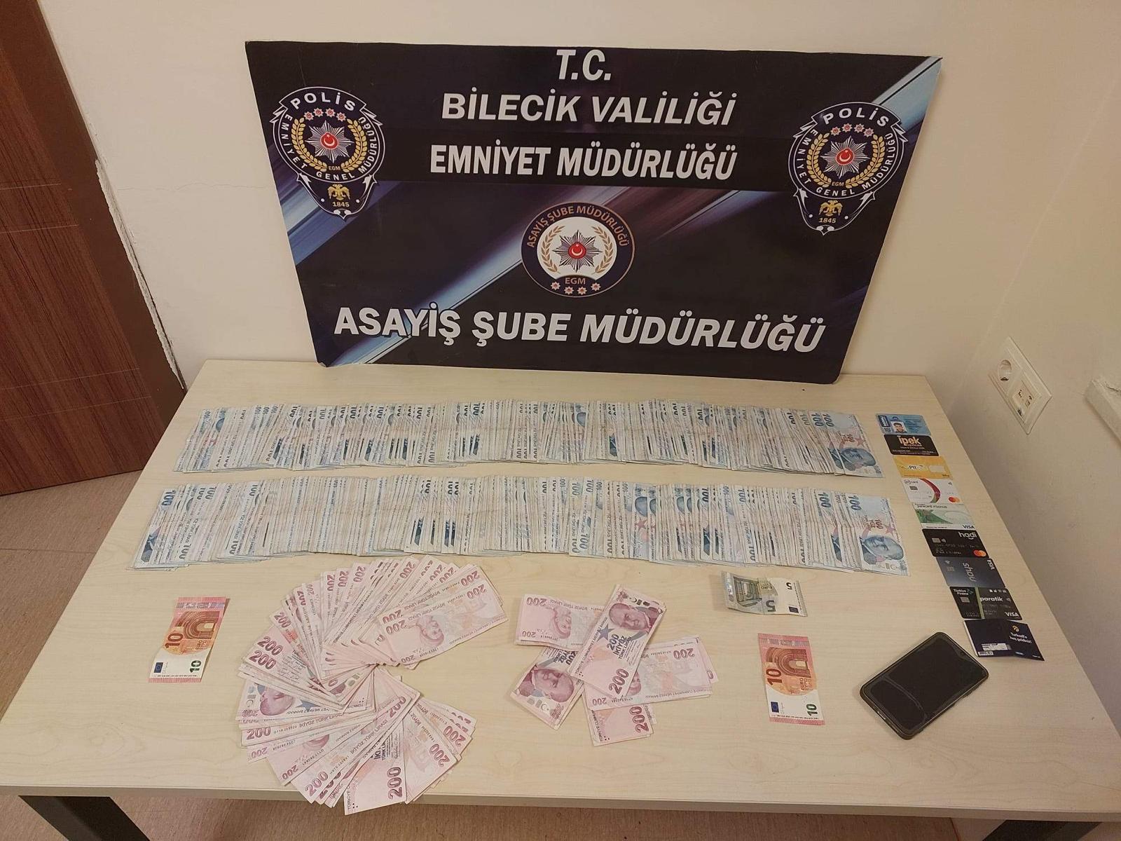 Bi̇leci̇kte Sahte Jandarmaya Geçi̇t Yok 9087