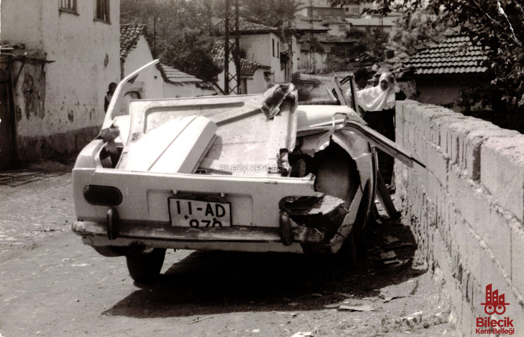 Bilecik’te Tarihi Bir Kare Sokakta Kazalı Araç 8927