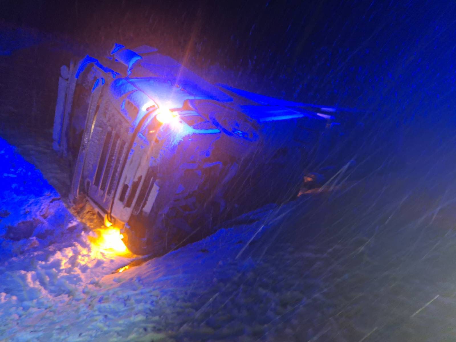 Bilecik’te Tır Yola Devrildi 1 Yaralı 8388