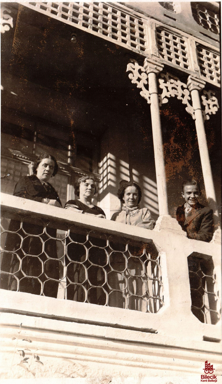 Bilecikte Vali Konağı Balkonunda Hatıra 9154 (1)