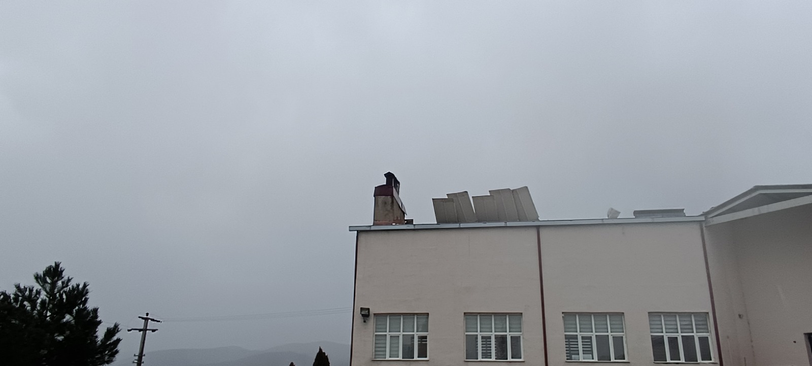 Çatılar Uçtu, Ağaçlar Ikiye Bölündü 8725