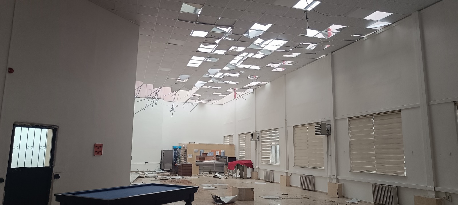 Çatılar Uçtu, Ağaçlar Ikiye Bölündü 8727