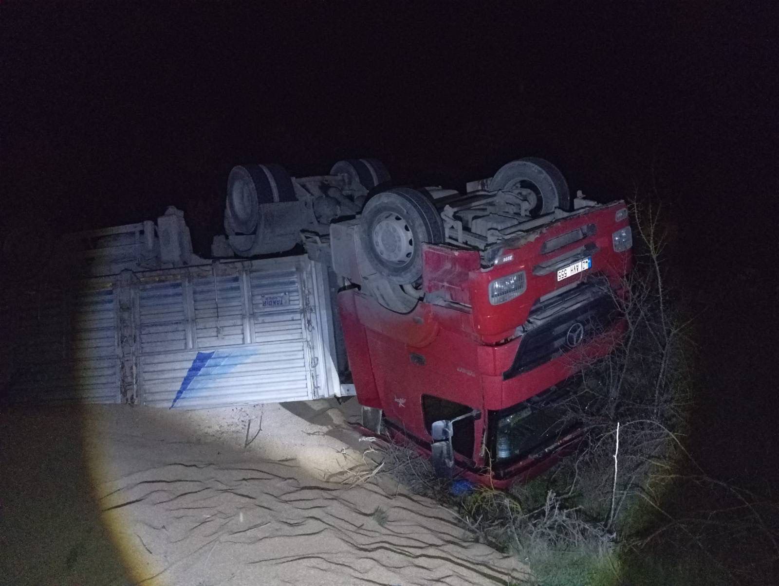 Çekici Yola Devrildi 3 Yaralı 9548