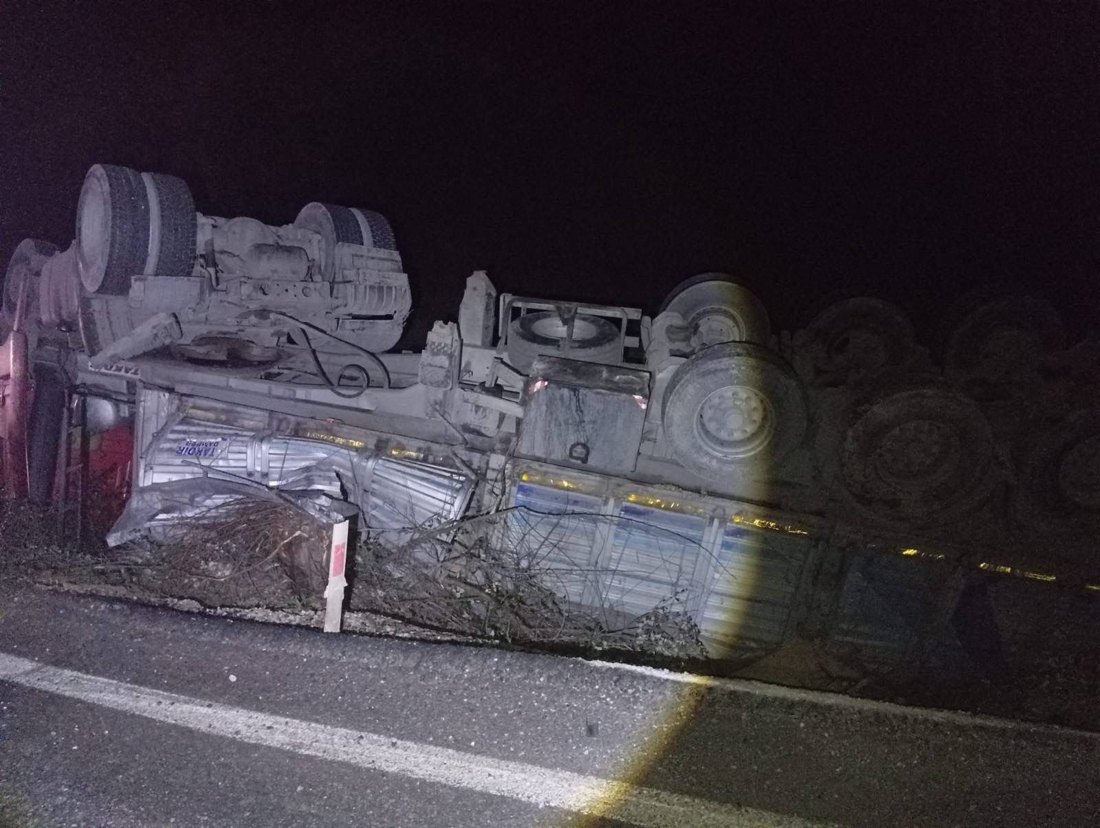 Çekici Yola Devrildi 3 Yaralı 9549