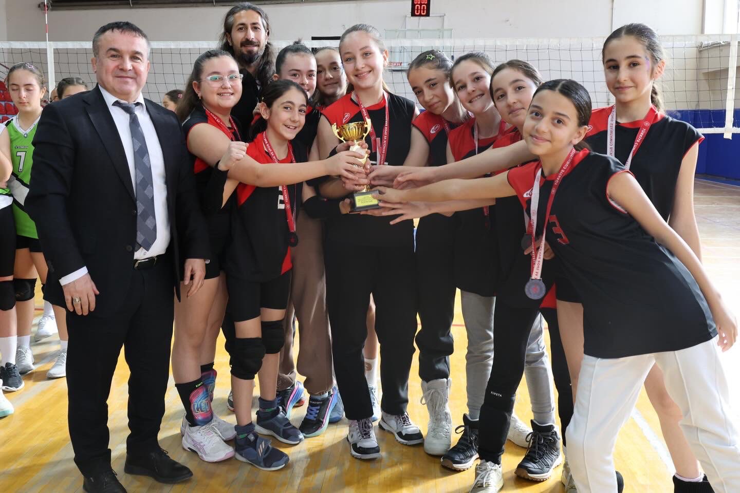 Genç Sporcular Voleybolla Buluştu 8471