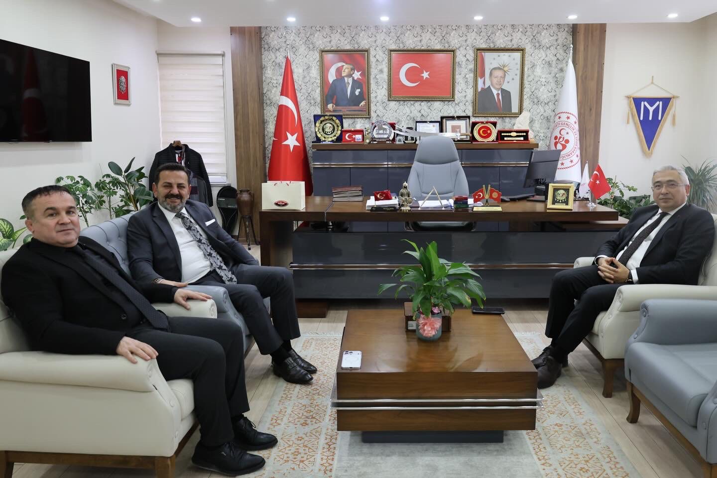 Gençli̇k Ve Spor İl Müdürüne Zi̇yaret 8830