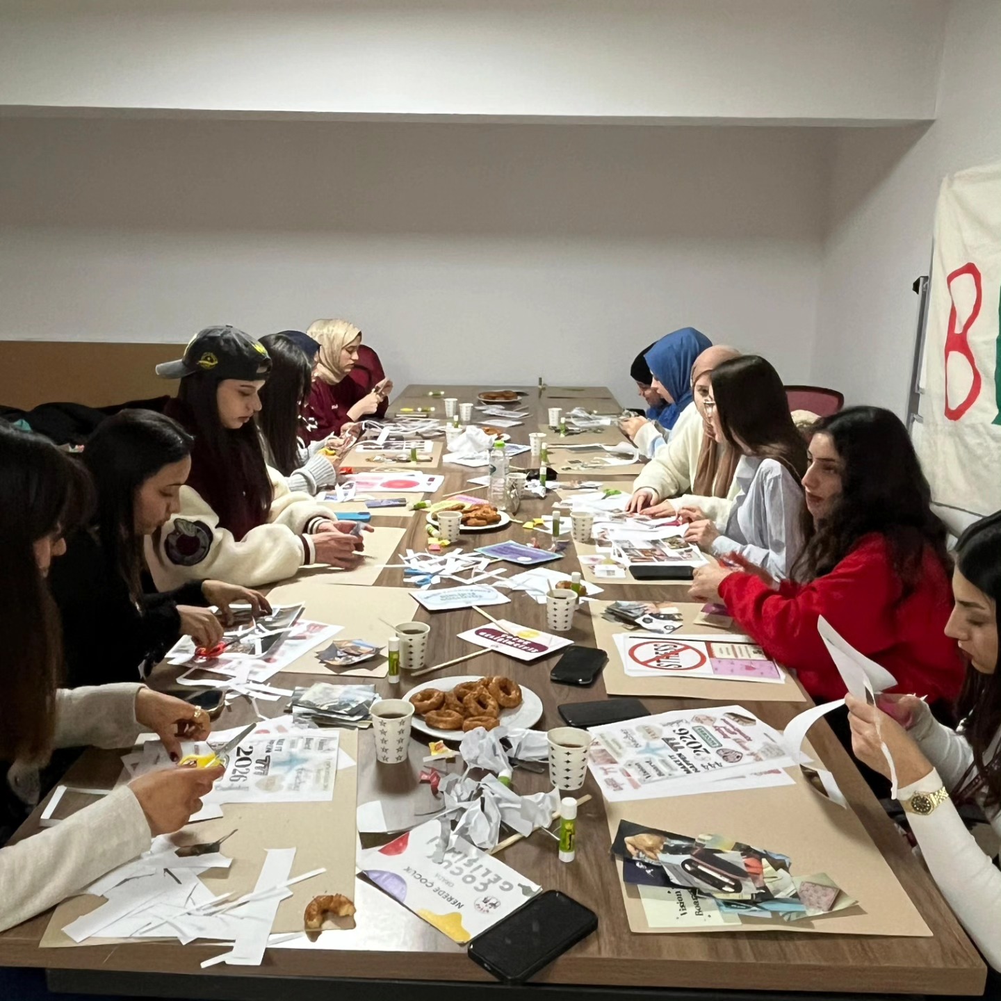 Hayaller Duvarlara Değil, Kalplere Asıldı 8503