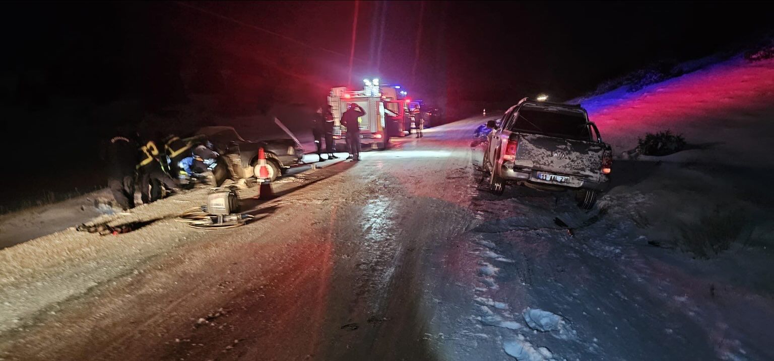 İki̇ Otomobi̇l Çarpişti 3 Yarali 8450