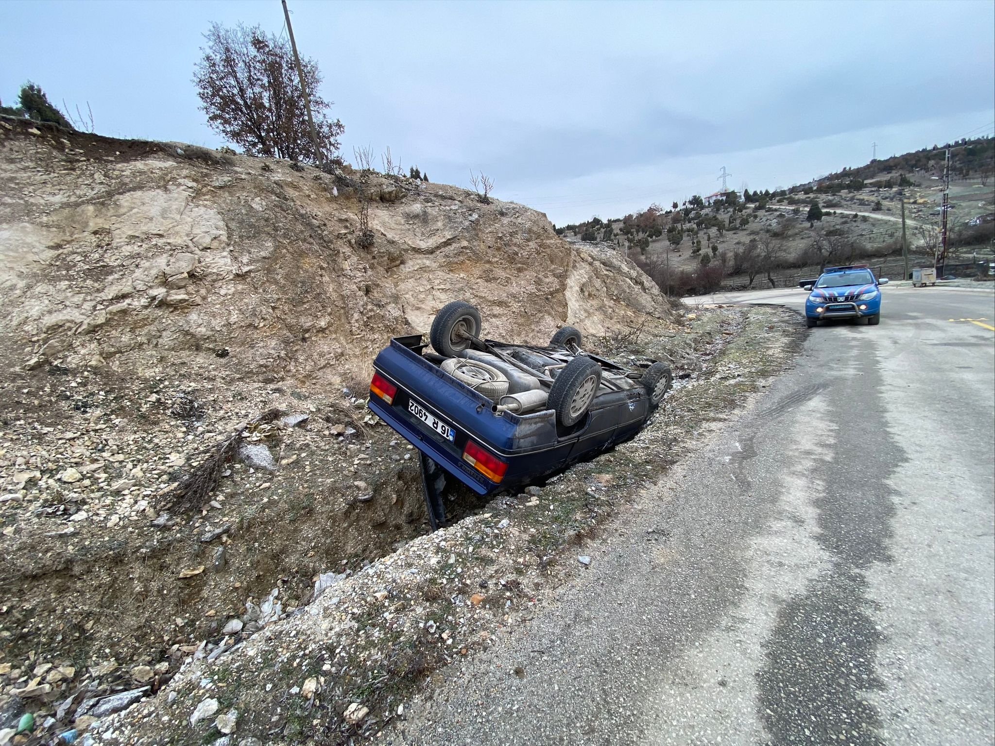 Kaygan Yolda Takla Attı 2 Yaralı 9198