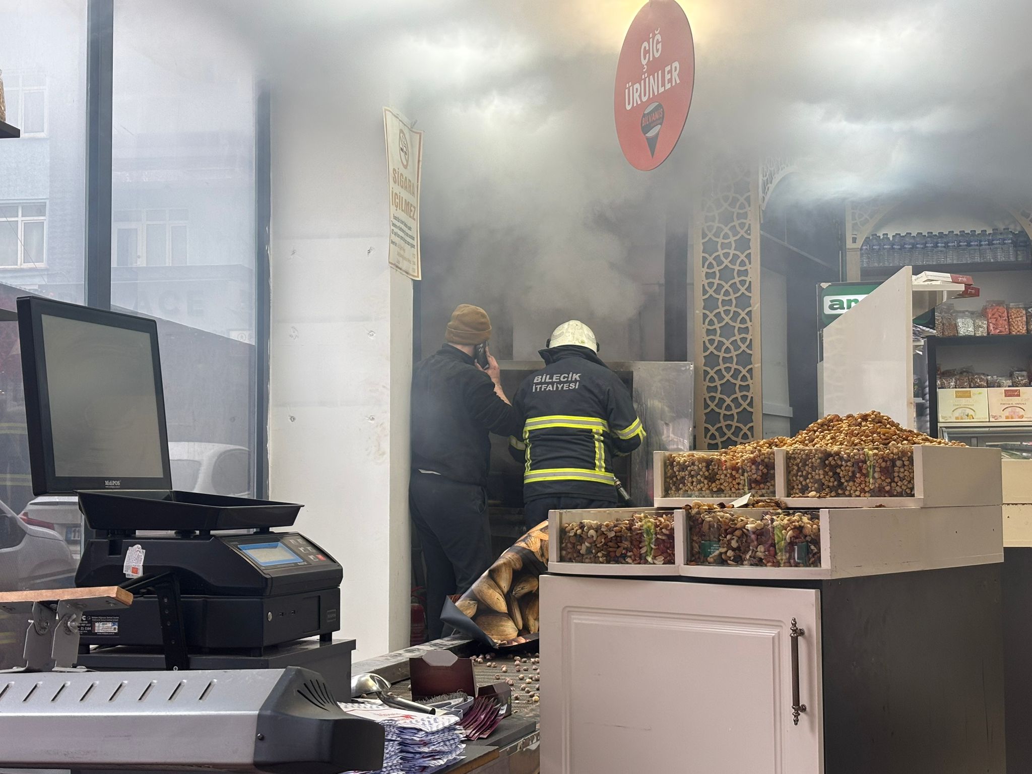 Kuruyemişçide Yangın Paniği 8978