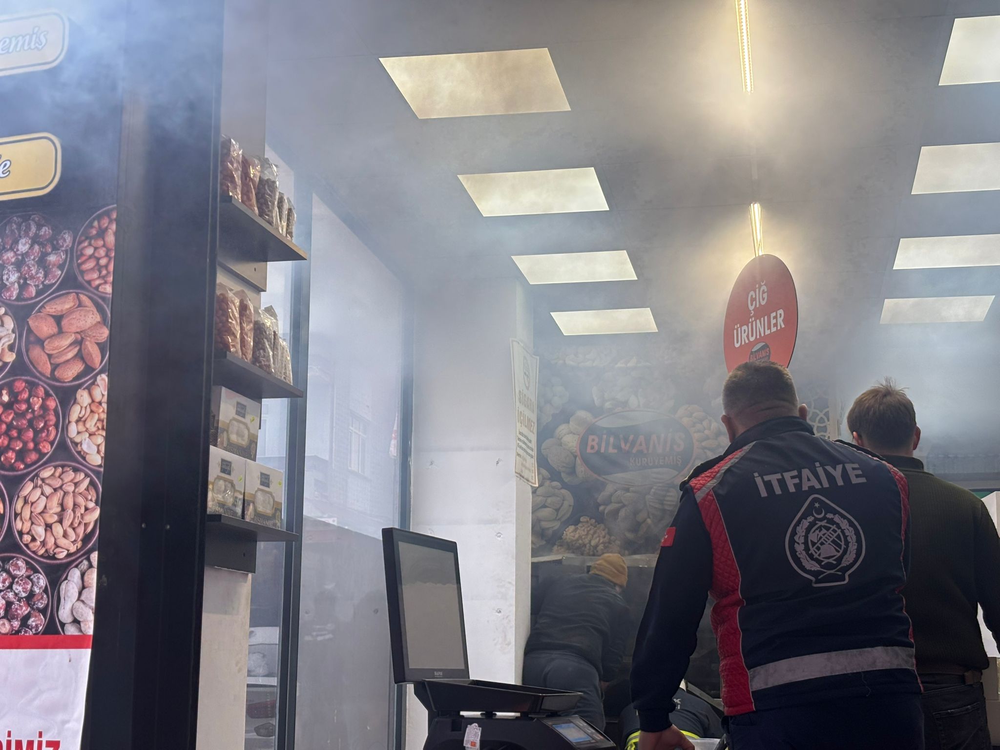 Kuruyemişçide Yangın Paniği 8980 (1)