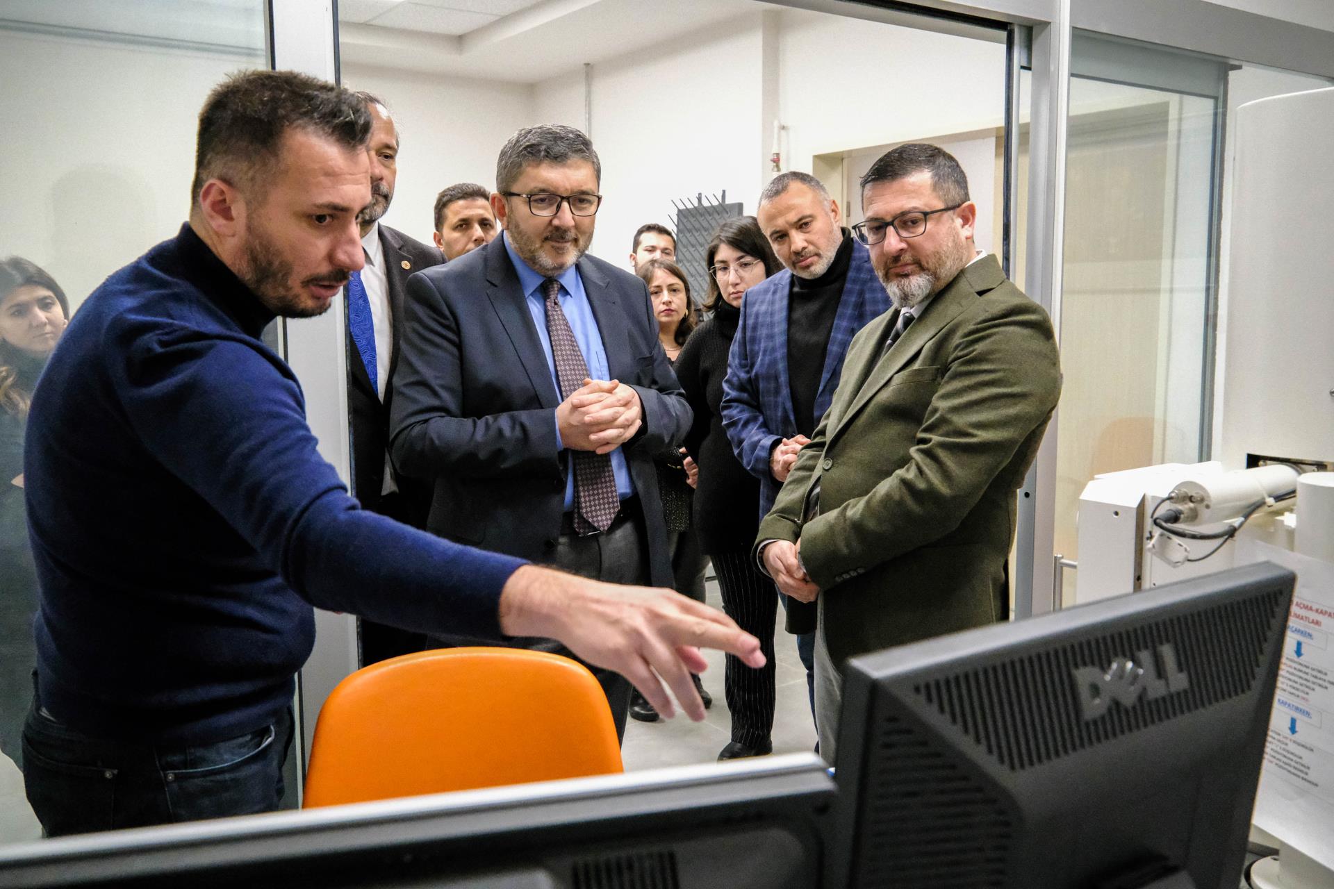 Rektörden Araştirma Merkezleri̇ne Zi̇yaret 9016