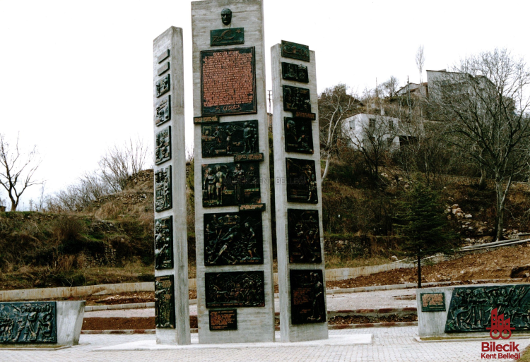 Şeyh Edebali Türbesi’ndeki Tarihi Heykel 9277