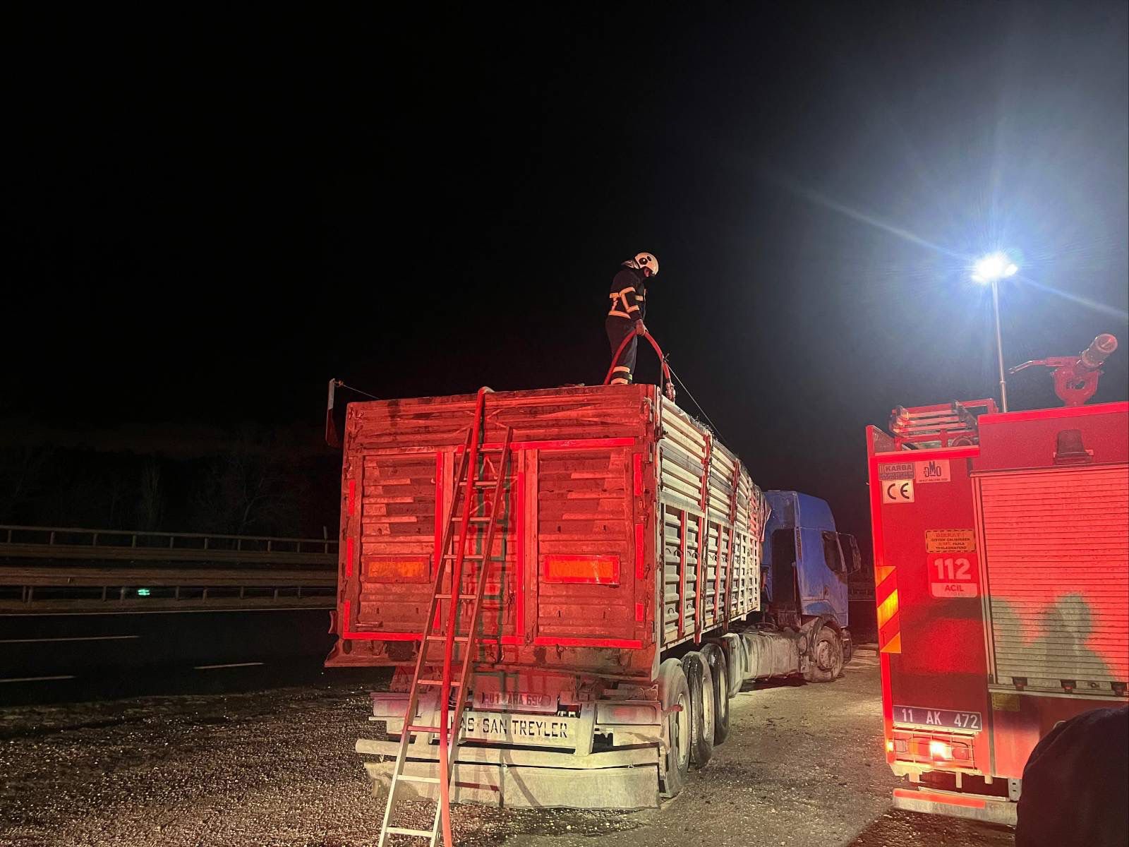 Talaş Yüklü Tır Seyir Halinde Alev Aldı 8831