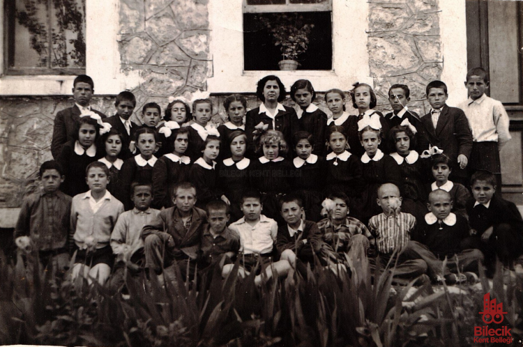 Taş Mektep Önünde Öğrenciler 9276