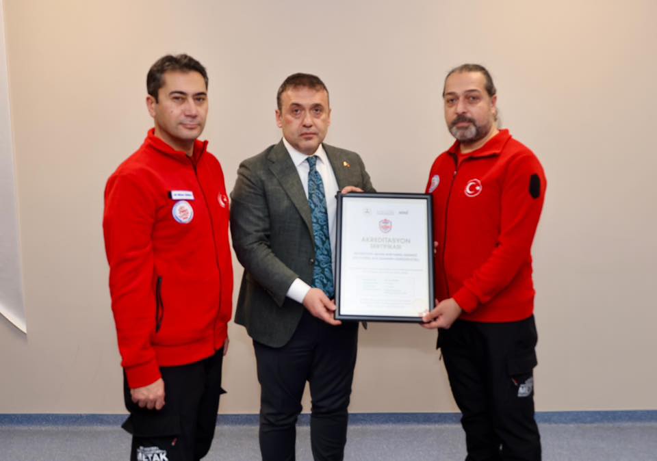 Vali̇ Sözer’den Gönüllülere Serti̇fi̇ka 8817