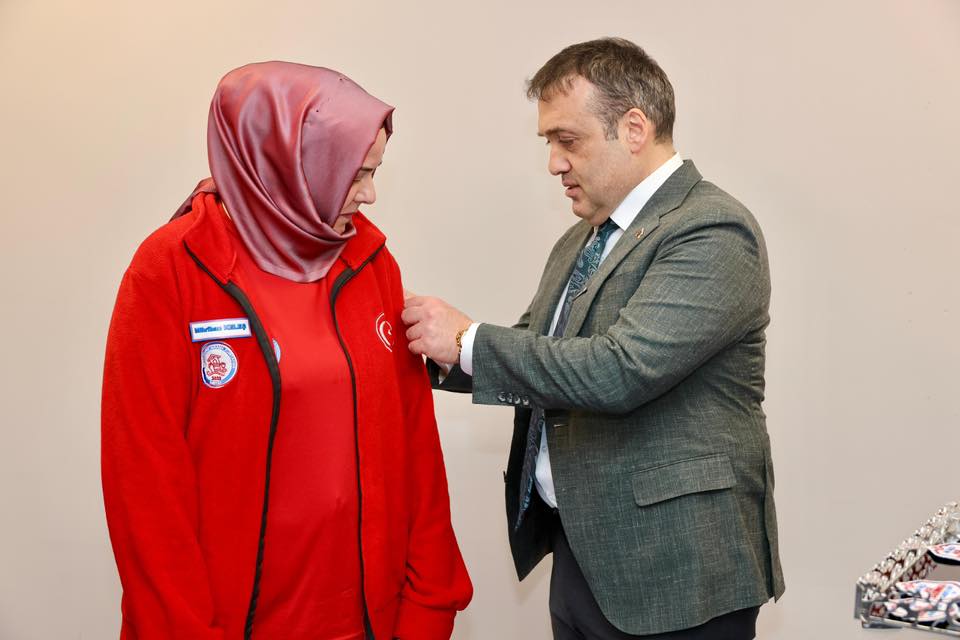 Vali̇ Sözer’den Gönüllülere Serti̇fi̇ka 8818