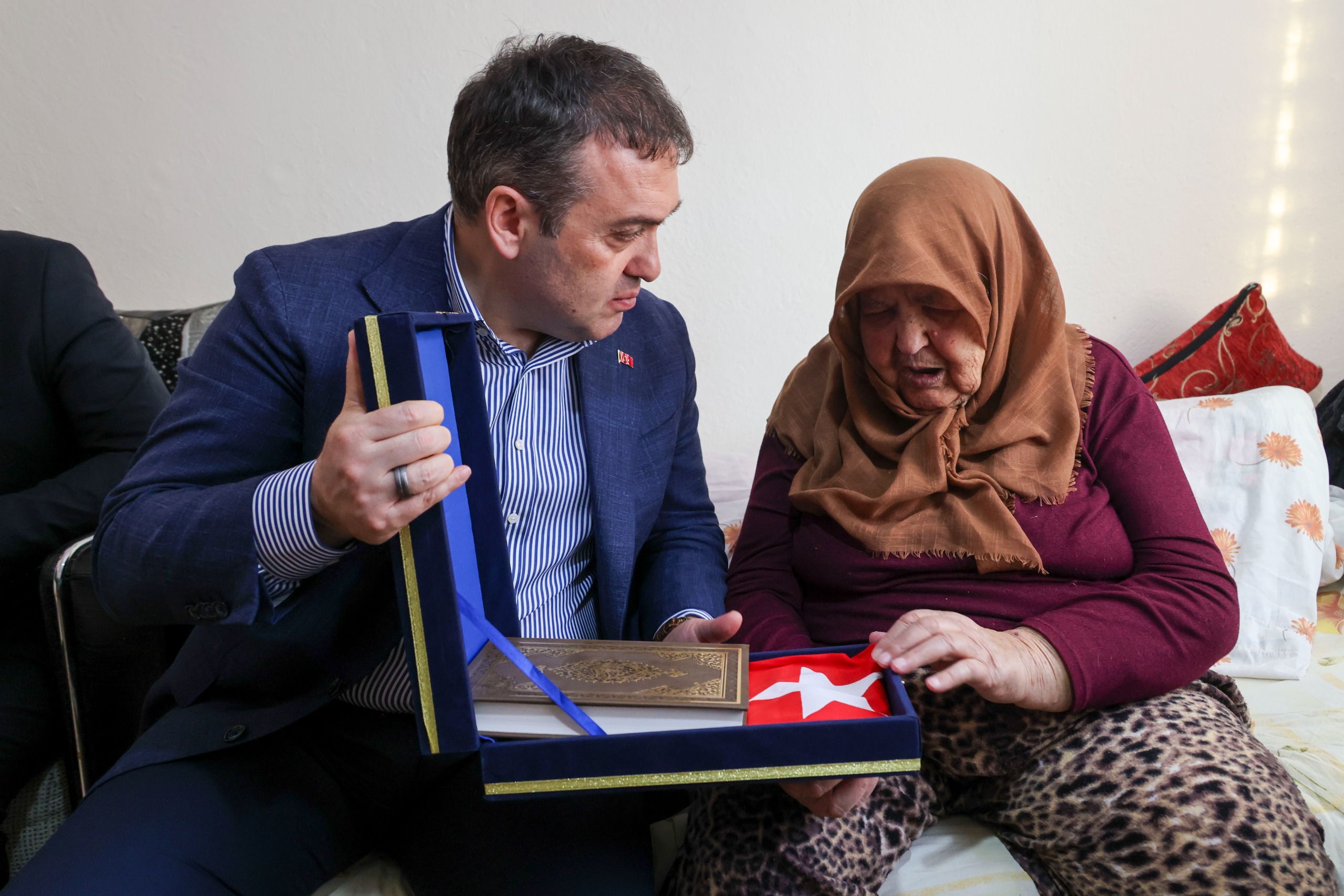 Vali Sözerden Şehit Ailesine Ziyaret 8687