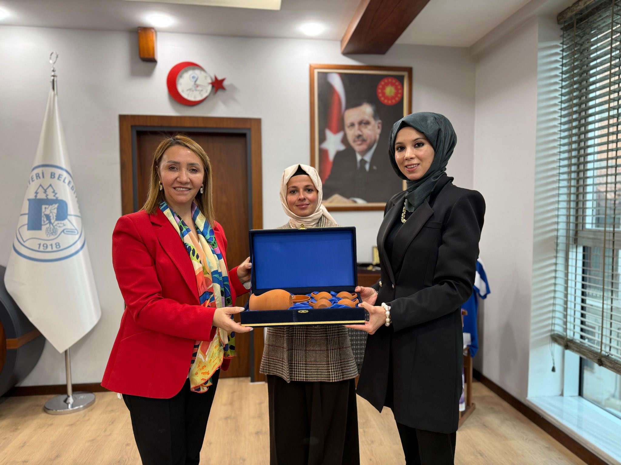 Vali Ve Kaymakam Eşlerinden Geçmiş Olsun Ziyareti 9659