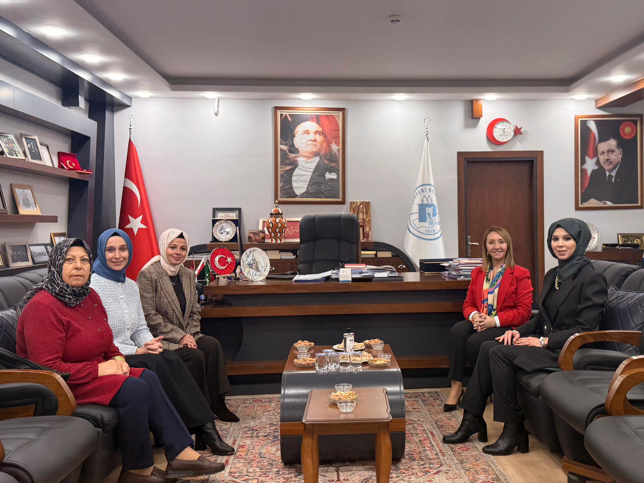 Vali Ve Kaymakam Eşlerinden Geçmiş Olsun Ziyareti 9660