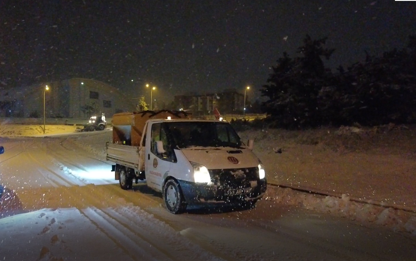 Yollari Temi̇zleyen Kepçe Operatörüne Çocuklar Kar Toplariyla Karşilik Verdi̇ 8378