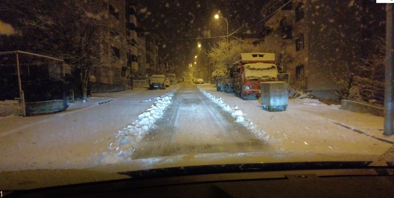 Yollari Temi̇zleyen Kepçe Operatörüne Çocuklar Kar Toplariyla Karşilik Verdi̇ 8379