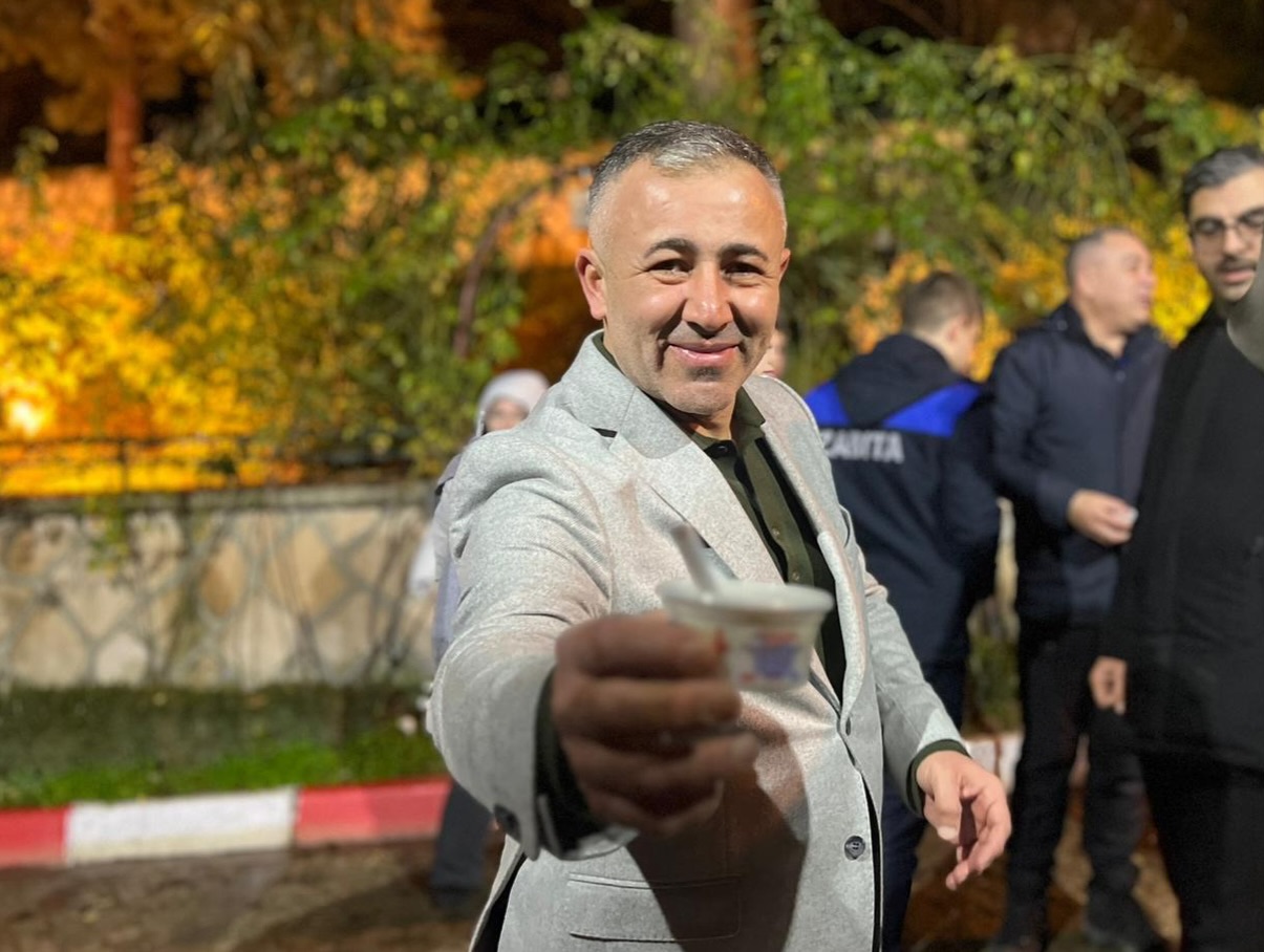 Ak Parti Heyetinden Berat Kandili’nde Tatlı İkramı 9814