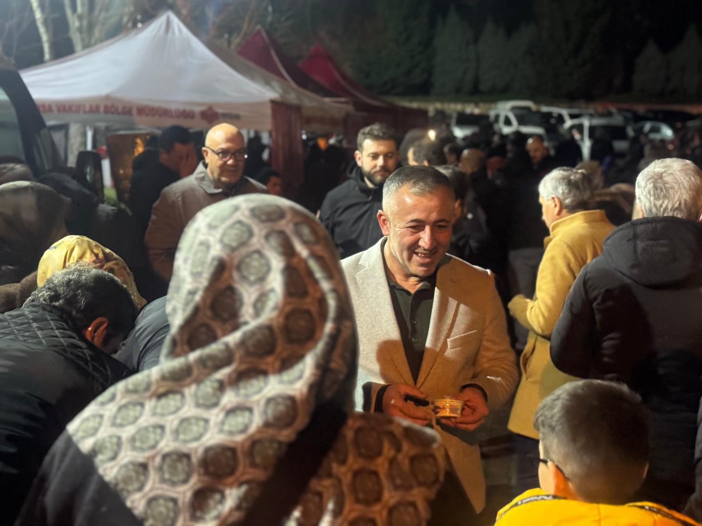 Ak Parti Heyetinden Berat Kandili’nde Tatlı İkramı 9816