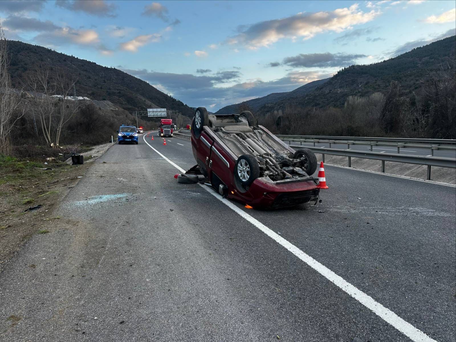 Bilecik’te Otomobil Takla Attı 4 Hafif Yaralı 11083