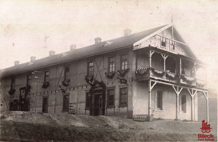 Bozüyük’te Bayraklarla Süslenmiş Büyük Bir Bina 9419