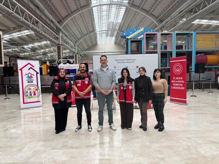 Bozüyükte Çocuk Hakları Ve Koruyucu Aile Farkındalık Standı Kuruldu 10951