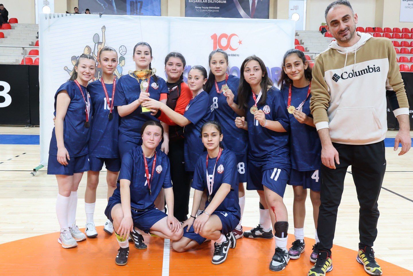 Genç Kızlar Futsalda Nefes Kesti 10732