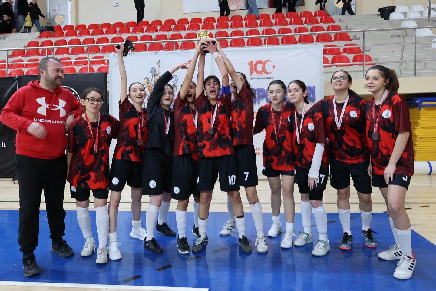 Genç Kızlar Futsalda Nefes Kesti 10734